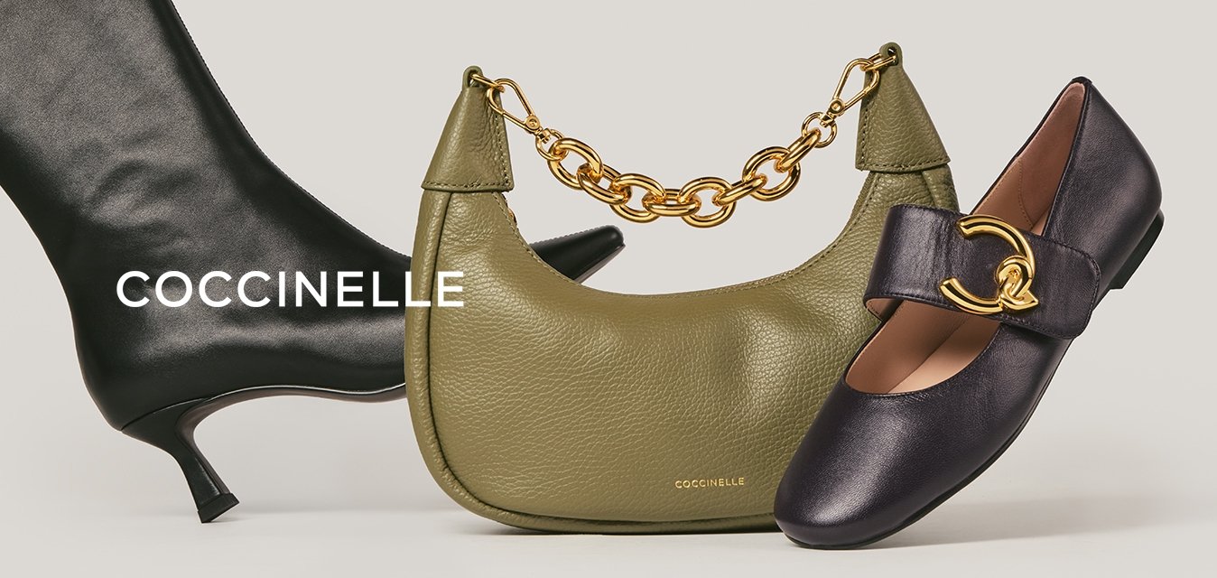 Černé kožené boty na středním podpatku, olivově zelená kabelka se zlatým řetízkovým uchem a černé ploché boty s velkou zlatou sponou na béžovém pozadí.