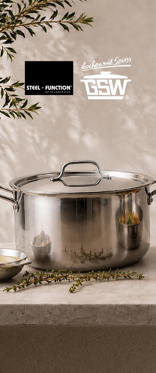 Roestvrijstalen kookpot met deksel op tafel, verse kruiden en kommetje met kruiden vlakbij, Steel-Function en GSW logo’s boven de pot.