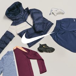 Tmavě modrá a béžová péřová bunda, modré a vínové košile, tmavě modré tepláky, černo-bílé tenisky uspořádané na světlém pozadí.