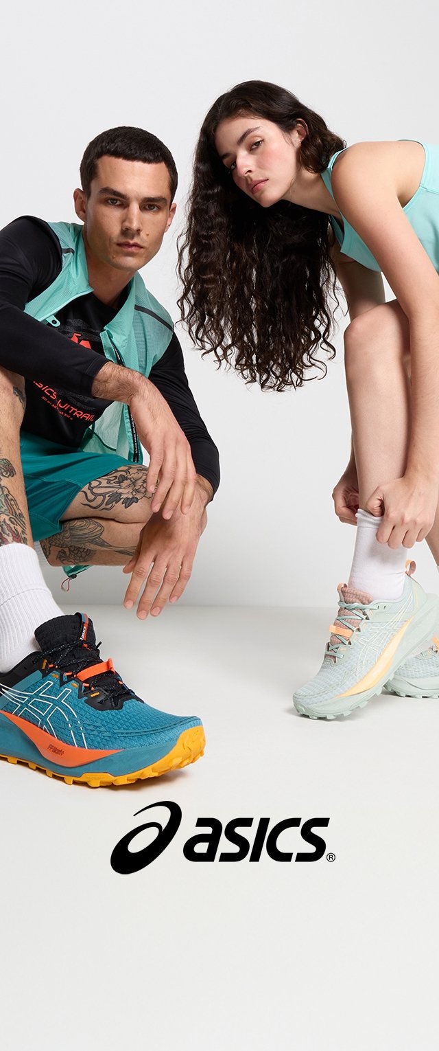 Zapatillas deportivas turquesa y naranja con parte superior de malla texturizada y suelas de goma; modelo con un conjunto verde claro ajusta una zapatilla verde clara en su pie.