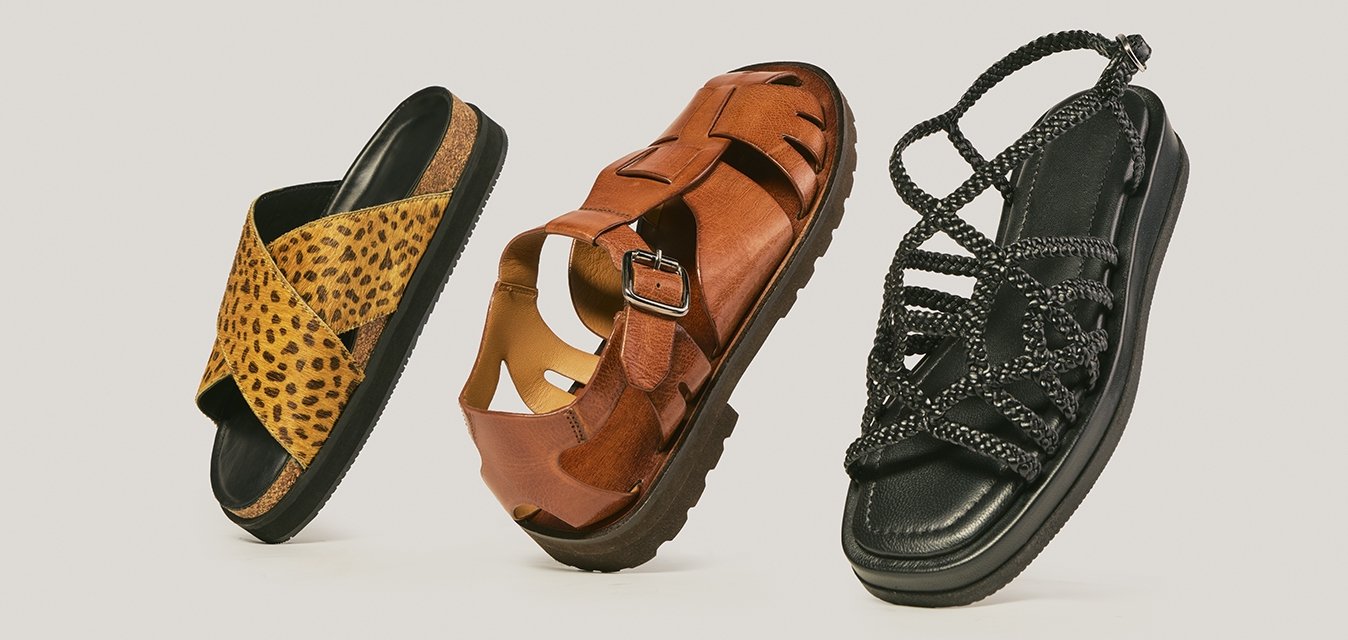 Tři plovoucí sandály v řadě: pantofle s leopardím potiskem, hnědý kožený sandál s přezkou a černý sandál s tkaničkami a copánky.