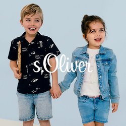 Dvě děti stojí vedle sebe. Chlapec má na sobě černé tričko s bílými vzory, džínové šortky a tenisky. Dívka má na sobě světle modrou bundu, bílé tričko a džínové šortky.