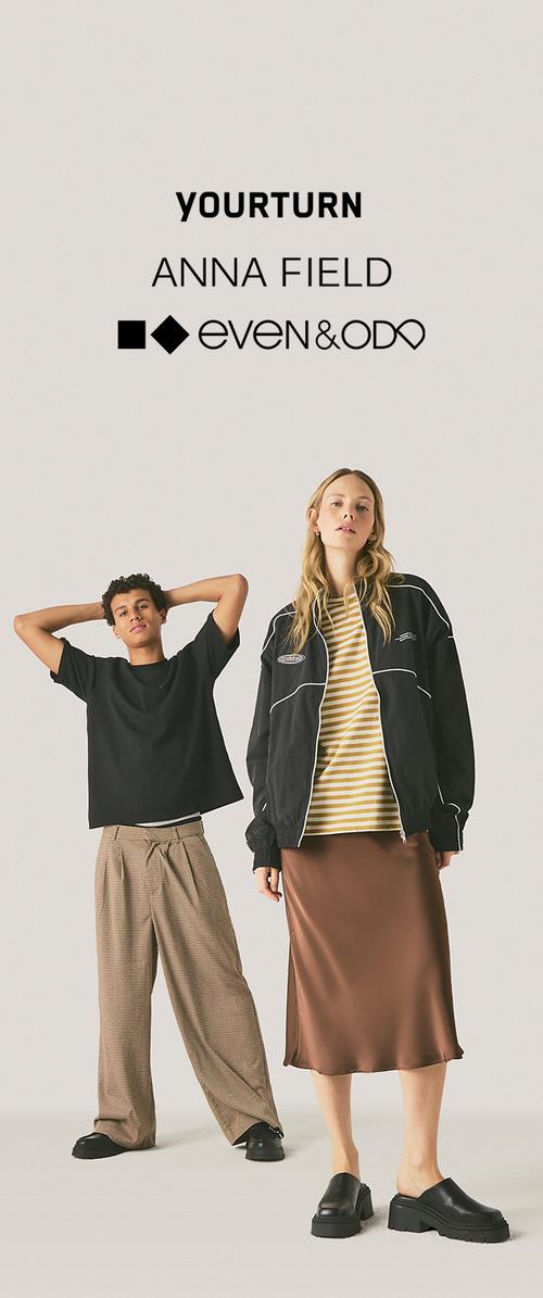 Deux mannequins posent sur un fond uni, portant des tenues décontractées et semi-formelles avec des logos de marques au-dessus d'eux.