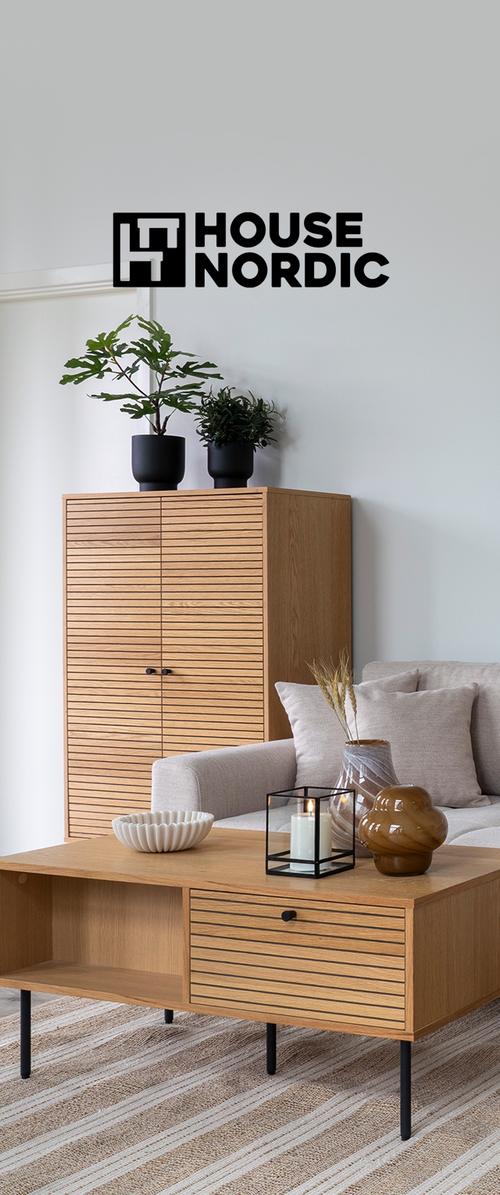Houten kast met lattendeuren, licht eiken afwerking, metalen poten en een minimalistisch ontwerp. Inclusief decoratieve items op een textuurtapijt.