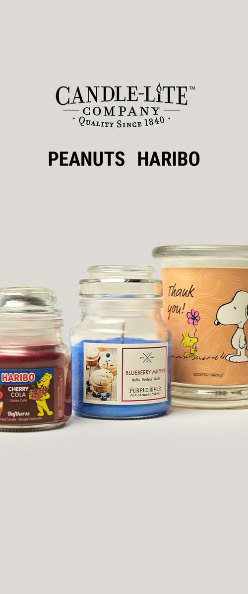 Trois bougies parfumées en verre avec des designs Haribo Cherry Cola, muffin aux myrtilles et thème Peanuts, sous la marque Candle-Lite Company.
