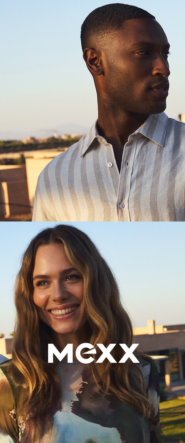 Chemise à rayures beige clair et blanche, associée à un haut à motifs abstraits colorés ; les deux modèles se trouvent à l'extérieur avec un coucher de soleil en arrière-plan.