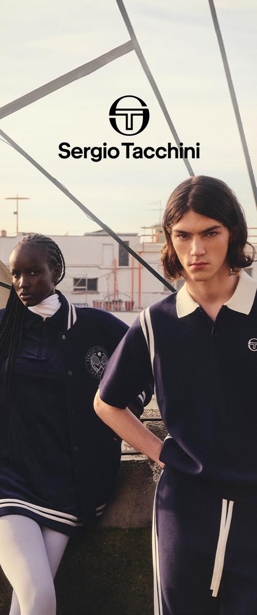 Ropa deportiva náutica que incluye una camisa polo y una chaqueta con rayas blancas y acentos de logo. Tela suave con un corte atlético moderno.