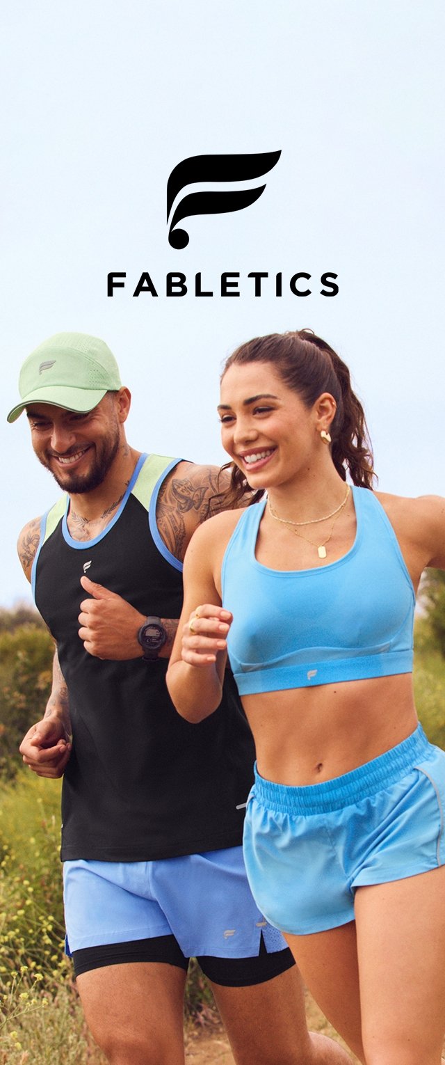 Top negro sin mangas con acentos azules, y sujetador deportivo y pantalones cortos de color azul claro, ambos hechos de tela suave. Logotipo visible en la ropa. Gorra verde puesta.