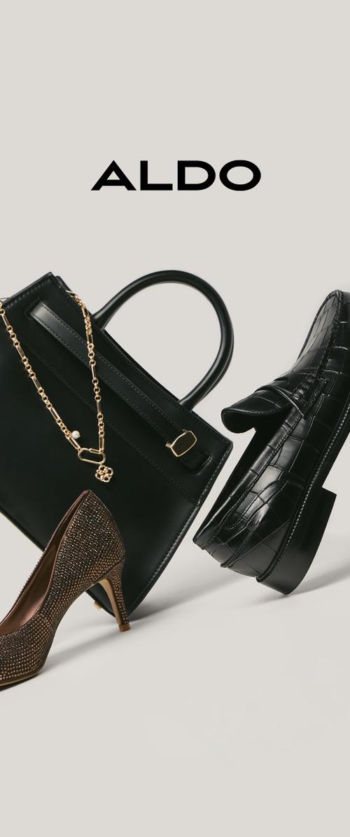 Schwarze Lederhandtasche mit goldenen Akzenten, kombiniert mit einem schwarzen Loafer mit Krokoprägung und einem glitzernden braunen High Heel. ALDO-Logo sichtbar.