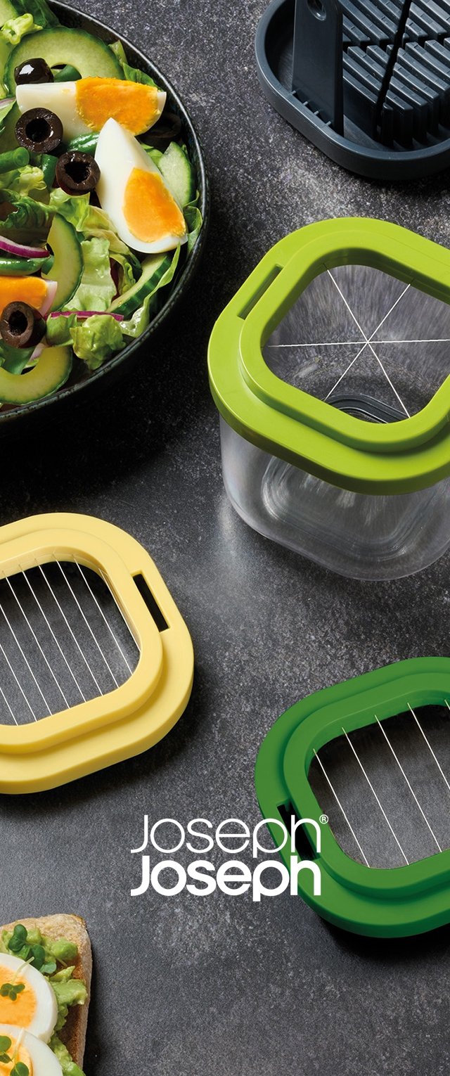 Madlavningsværktøjer i grøn, gul og klar plast; inkluderer beholdere med drahtkurver, omgivet af en salat og avocado-toast.