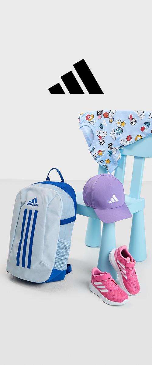 Rucsac albastru deschis cu accente albastre închise și trei dungi, capac purpuriu, cămașă albastră deschisă cu modele colorate și adidași roz.