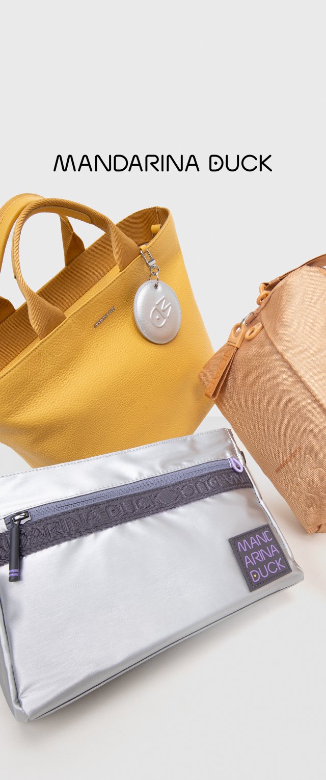 Dzeltena teksturēta somiņa ar divām rokturiem, sudraba logotipa piekariņš; oranža plecu soma; sudraba maciņš ar purpura rāvējslēdzēju. Visi ar uzrakstu "Mandarina Duck."
