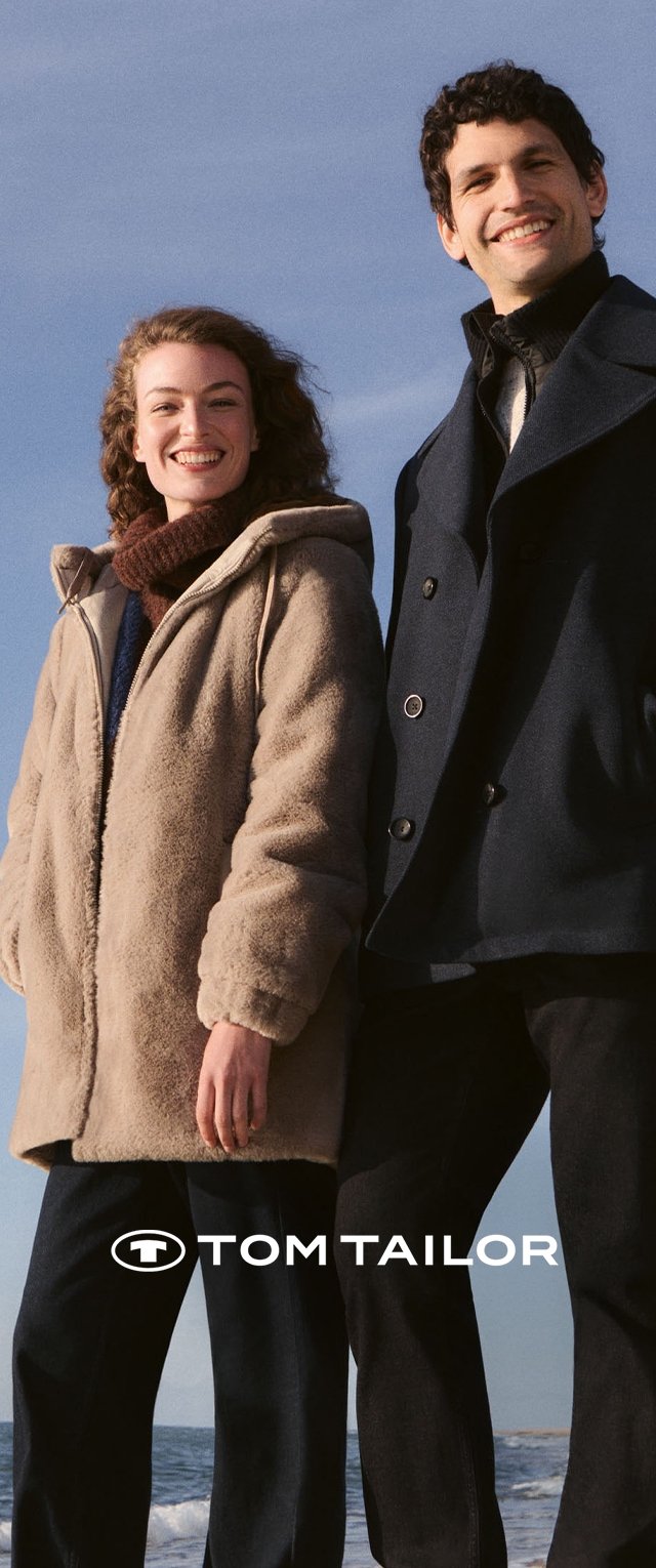 Cappotto beige foderato in pile con cappuccio e camicia blu sotto; giacca blu scuro con bottoni; entrambi indossano pantaloni scuri. Sfondo chiaro.