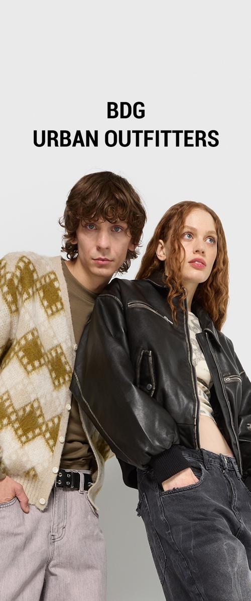 Cárdigan de crema texturizado con patrones verdes, chaqueta bomber de cuero negra, camiseta gris y jeans grises en individuos contra un fondo claro.