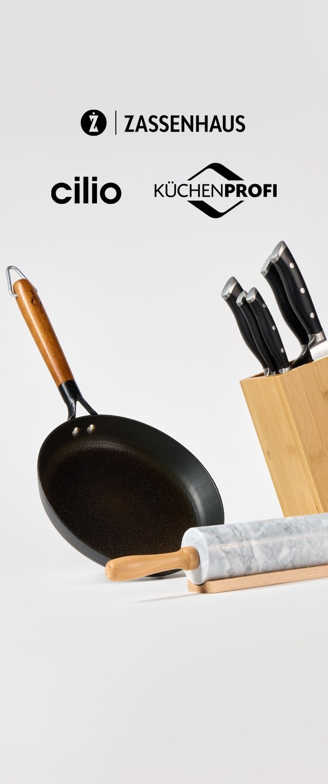 Antikleef koekenpan met houten handvat, marmeren deegroller met houten handvatten en houten messenblok met vijf messen met zwarte handvaten.