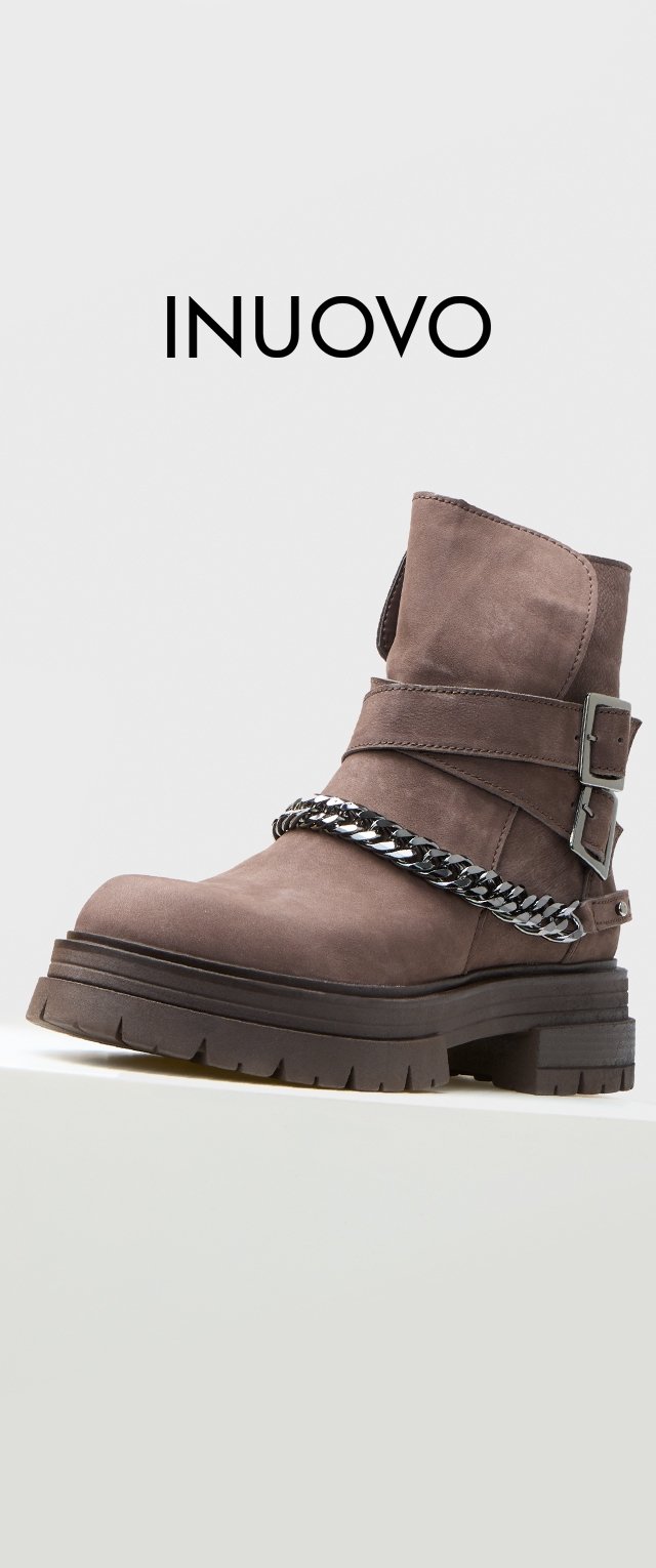 Bottine en suede marron avec semelle plateforme épaisse, dotée de doubles boucles et d'un détail de bandoulière en chaîne. Design simple avec une finition texturée.