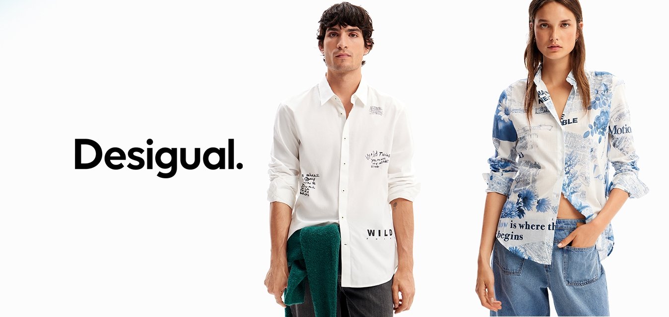 Muž a žena stojí bok po boku, oba mají na sobě bílé košile s knoflíky a vzorem, s vyhrnutými rukávy, muž drží zelený pletený svetr, žena má modré džíny.