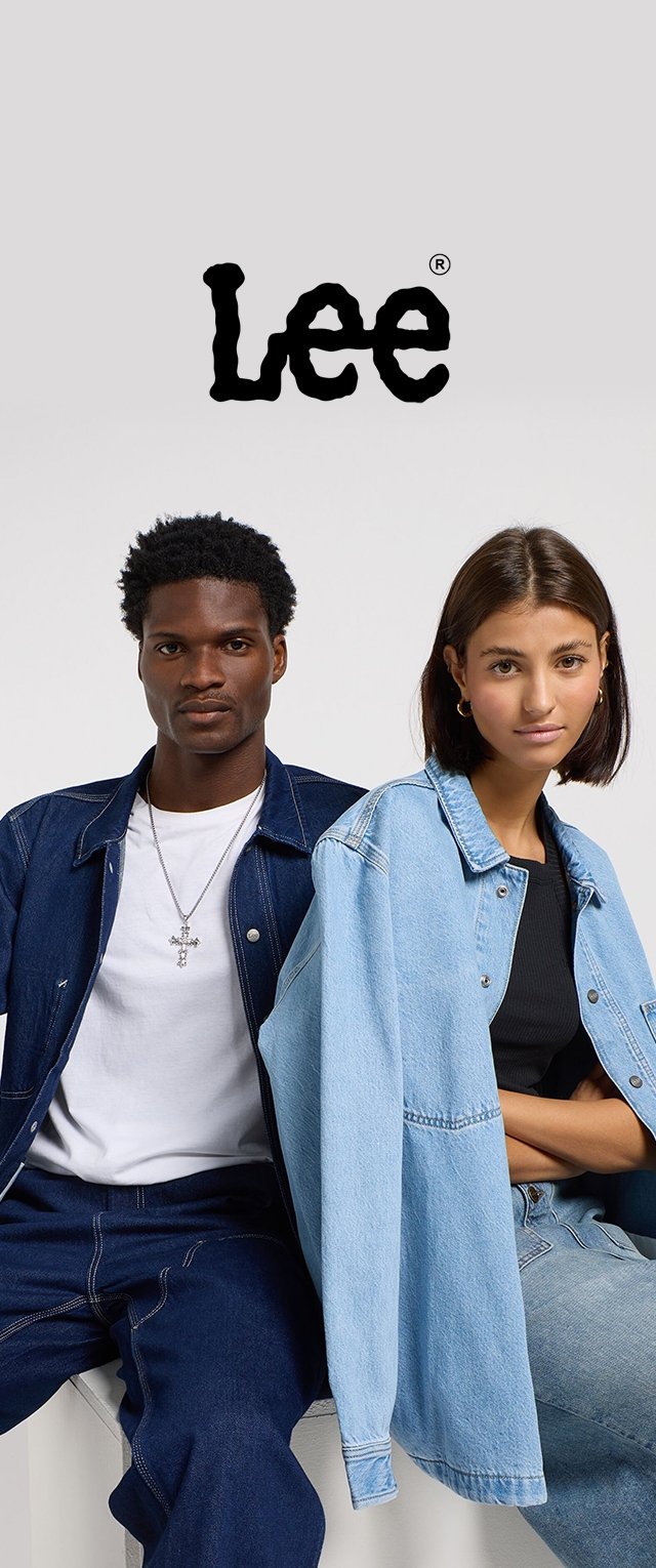 Dos modelos, uno con chaqueta de mezclilla oscura y otro con chaqueta de mezclilla clara, están sentados uno al lado del otro debajo del logo de la marca Lee sobre un fondo liso.