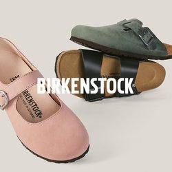 Růžová dámská bota Mary Jane s přezkou a dvě zelené a černé sandály Birkenstock s přezkami na béžovém pozadí.