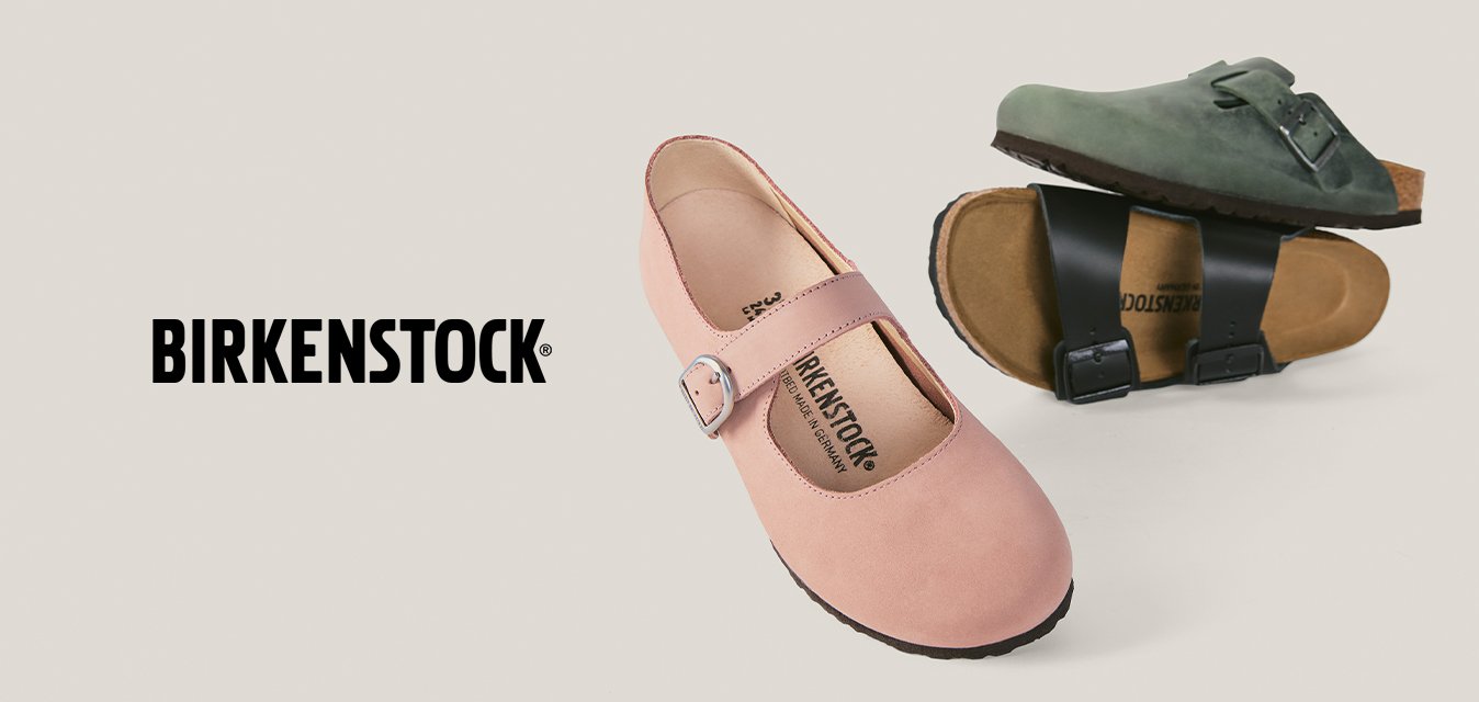 Růžová dámská bota Mary Jane s přezkou a dvě zelené a černé sandály Birkenstock s přezkami na béžovém pozadí.