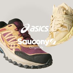 Pár sportovních bot, jedny béžové a fialové s černými akcenty, druhé světle béžové, obě s robustními podrážkami, zobrazené na jednoduchém světlém pozadí.