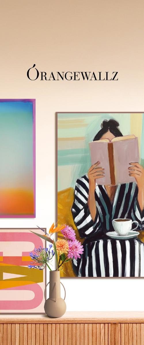 Obra de arte que presenta a una persona leyendo un libro, vestida con una bata a rayas, con una taza sobre la mesa. Colorida obra de arte abstracto y flores en un jarrón cercano.