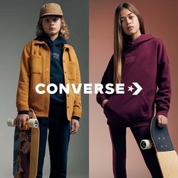 Dvě děti pózují se skateboardy. Chlapec má na sobě hořčičnou bundu přes námořnickou mikinu; dívka má na sobě burgundskou mikinu se sladěnými legínami.