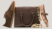 Brauner Sneaker aus Wildleder, dunkelbraune Aldo-Handtasche aus Leder mit goldenem Herzanhänger, flacher Schuh im Zebra-Muster und zwei goldene Ringe.