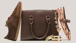 Brauner Sneaker aus Wildleder, dunkelbraune Aldo-Handtasche aus Leder mit goldenem Herzanhänger, flacher Schuh im Zebra-Muster und zwei goldene Ringe.