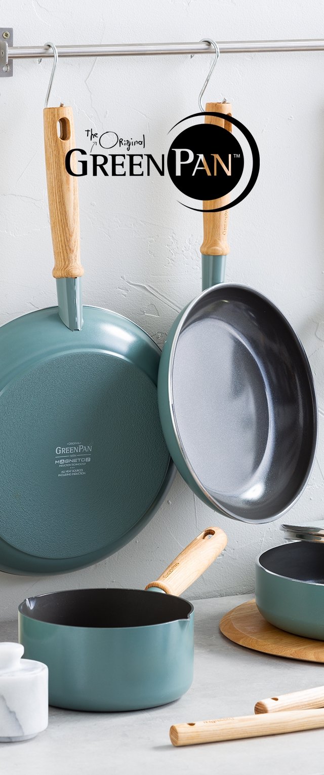 El set de utensilios de cocina GreenPan incluye una sartén verde azulado y dos ollas con asas de madera, que presentan un interior antiadherente negro y un diseño elegante.