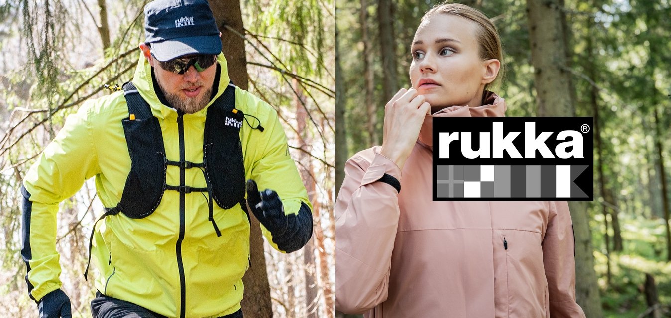 Světlý žlutý nepromokavý kabát s černými akcenty na mužském běžci. Světle růžový kabát s vysokým límcem na ženském modelu, oba venku.