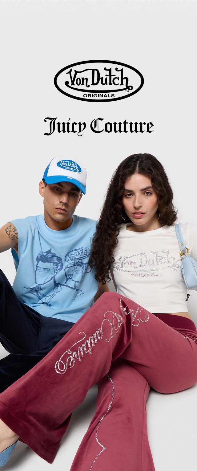 Blaues Grafik-T-Shirt, marineblaue Hose, weißes verziertes Crop-Top, kastanienbraune samtige Schlaghose mit Strassdetails. Hellblaue Handtasche, Caps.