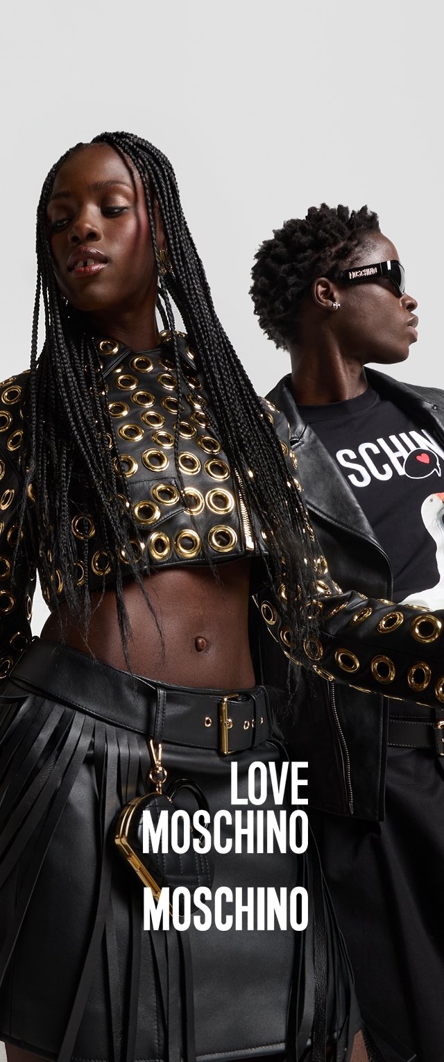 Dwa modele noszą czarne skórzane stroje. Jeden z nich ma kurtkę z krótkim krojem i detalami w postaci oczek, podczas gdy drugi ma koszulkę z grafiką i spódnicę z frędzlami.