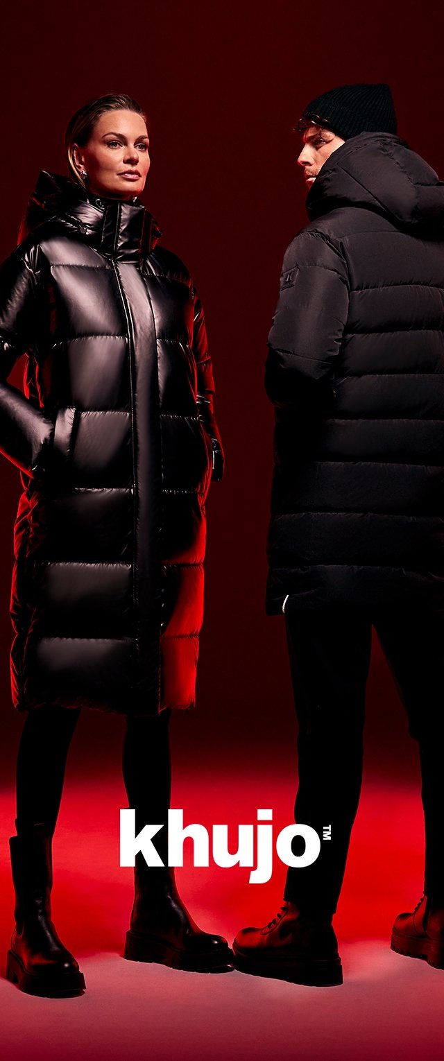 Czarne pikowane kurtki puchowe z połyskującym wykończeniem, z wysokim kołnierzem i poziomym pikowaniem, zestawione z czarnymi i brązowymi butami na czerwonym tle.