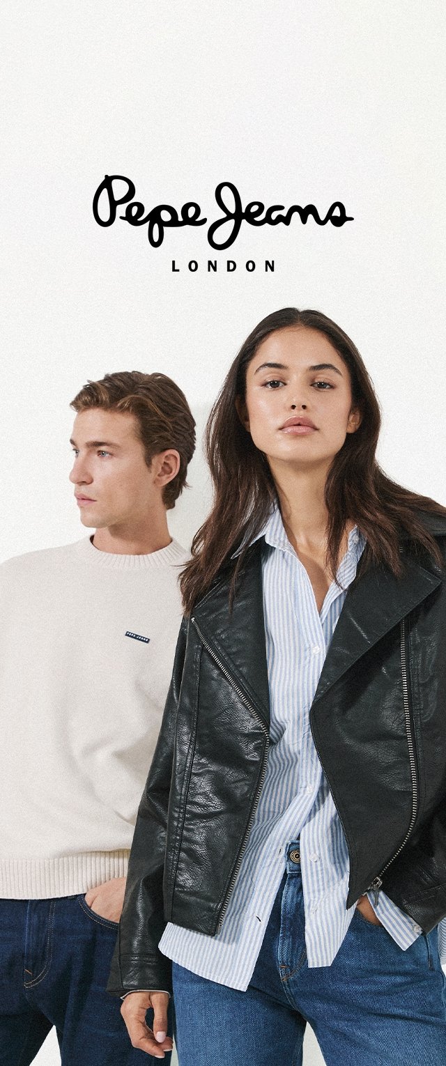 Schwarze Lederjacke und cremefarbener Pullover über blauen Jeans; das Model trägt ein gestreiftes Hemd unter der Jacke. Logo "Pepe Jeans London" darüber.