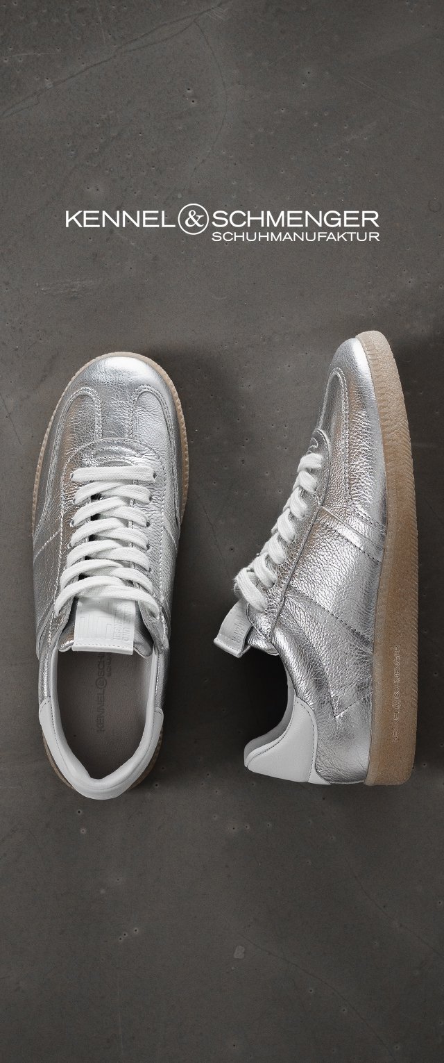 Metallisch silberne Sneaker mit strukturiertem Lederobermaterial, weißen Schnürsenkeln und einer beigen Gummisohle. Enthält ein Logodetail an der Seite für Branding.
