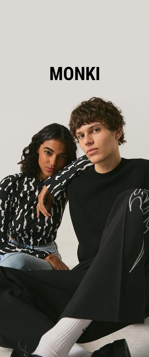 Zwei junge Erwachsene, einer in einem schwarz-weiß gemusterten Oberteil und Jeans, der andere in schwarzer Strickware und weiten Hosen mit weißen Socken. Text "MONKI" oben.