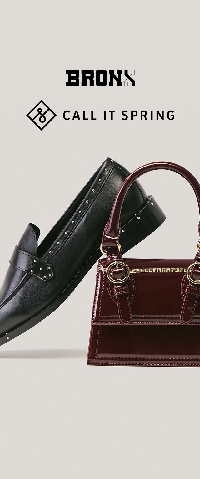 Mocasines de cuero negro con tachuelas plateadas junto a un pequeño bolso burdeos de charol con asas redondas y detalles dorados.