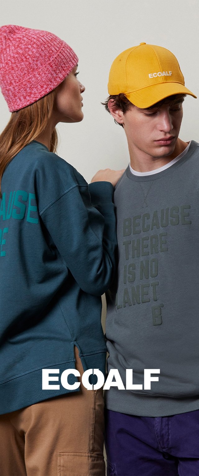 Zwei Personen tragen Ecoalf-Bekleidung: ein türkisfarbenes Sweatshirt mit einem grünen Grafikdesign und ein graues Sweatshirt mit Text. Auf ihren Köpfen sitzen eine rosa Strickmütze und eine gelbe Kappe.
