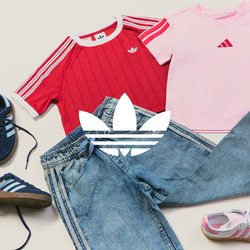 Dva páry tenisek Adidas, modré a bílé s růžovou, spolu se dvěma tričky s krátkým rukávem, červenými a růžovými, a jedny modré džíny Adidas.