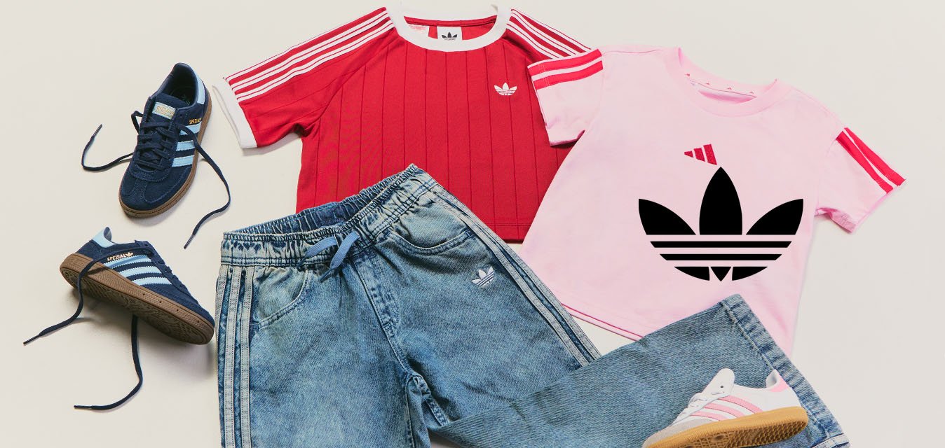 Dva páry tenisek Adidas, modré a bílé s růžovou, spolu se dvěma tričky s krátkým rukávem, červenými a růžovými, a jedny modré džíny Adidas.