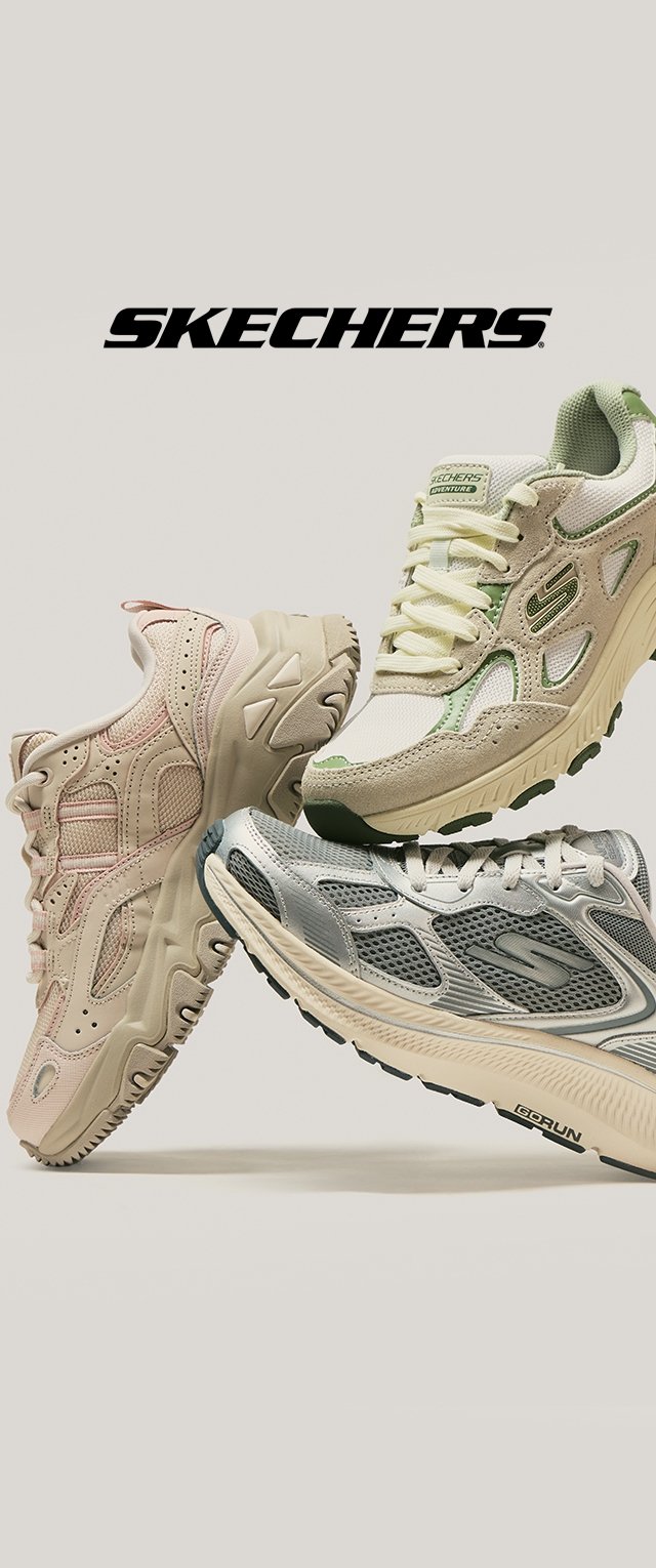 Tres zapatillas Skechers en beige, verde y gris apiladas de forma dinámica bajo el logo negro de Skechers sobre un fondo claro.