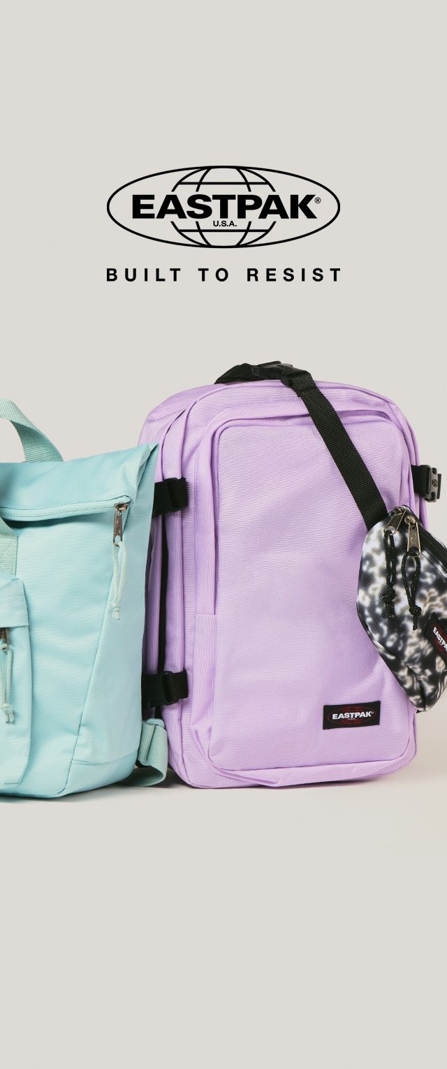 Due zaini: un morbido bag verde menta con una tasca frontale e una cerniera, e un bag rigido lilla con una finitura texturizzata. Piccola pochette nera e bianca attaccata.