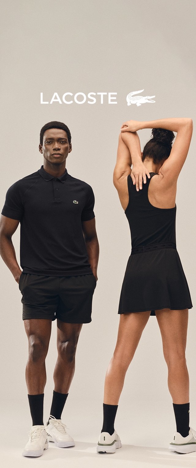 Hombre con polo negro y pantalones cortos está junto a una mujer con top sin mangas negro y falda estirando los brazos, con el logo de Lacoste encima de ellos.