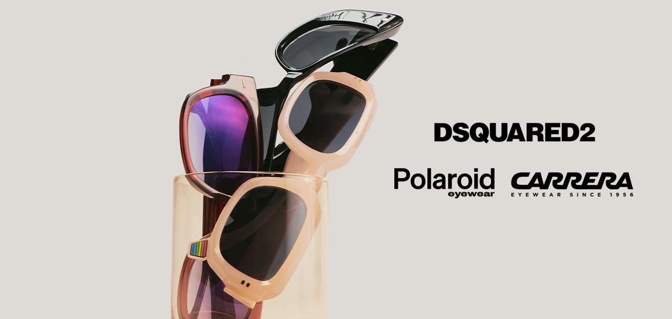 Tři páry slunečních brýlí s různými styly rámů v průhledné nádobě jantarové barvy na jednoduchém béžovém pozadí.