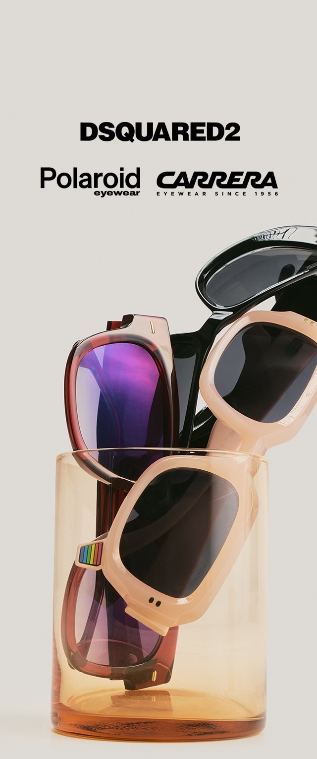 Quatre paires de lunettes de soleil dans un étui ambré translucide sous les logos DSQUARED2, Polaroid Eyewear et Carrera sur un fond neutre.
