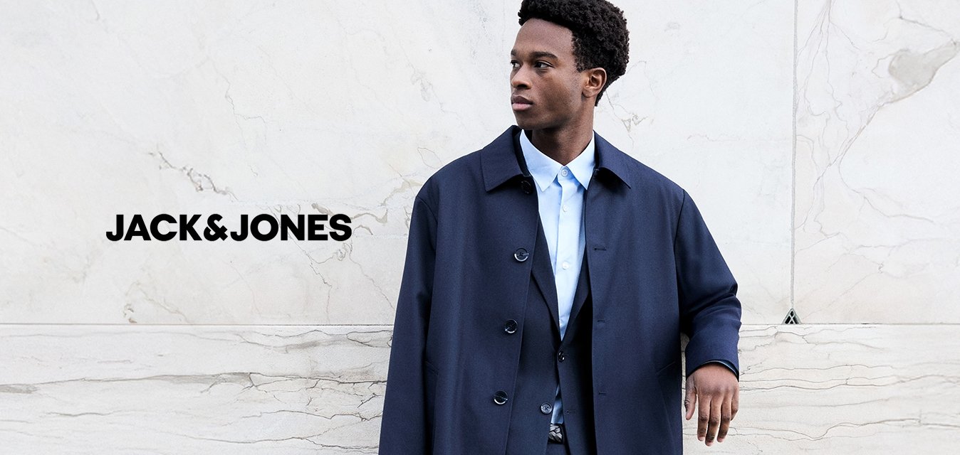 Námořnický kabát s propracovaným střihem, zapínání na knoflíky vpředu, nošený přes světle modrou košili a odpovídající vestu, doplněný tmavými kalhotami a botami.