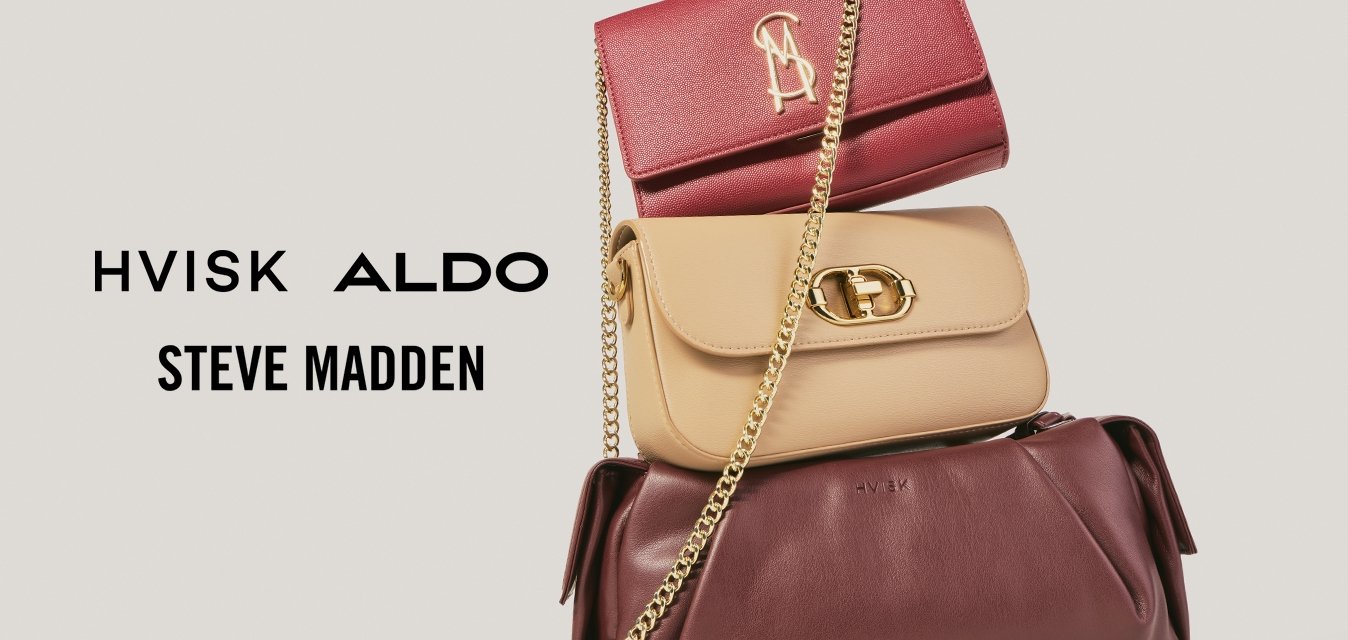 Tři naskládané kožené kabelky v barvách burgundská, béžová a tmavě hnědá, s detaily zlatých řetízků a kovových zapínání.