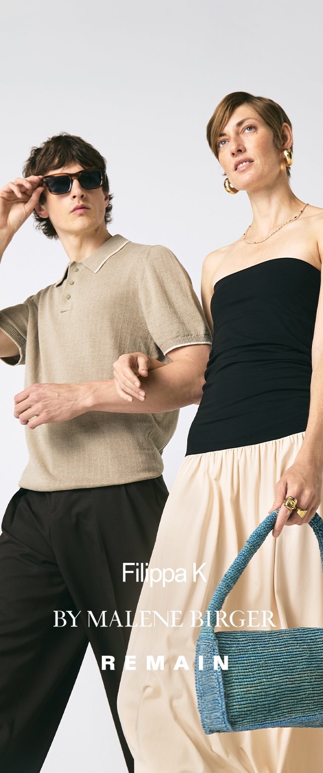 Polo en tricot beige à manches courtes, top noir sans bretelles, jupe crème et sac en bandoulière texturé bleu tenu par un couple. Fond simple.