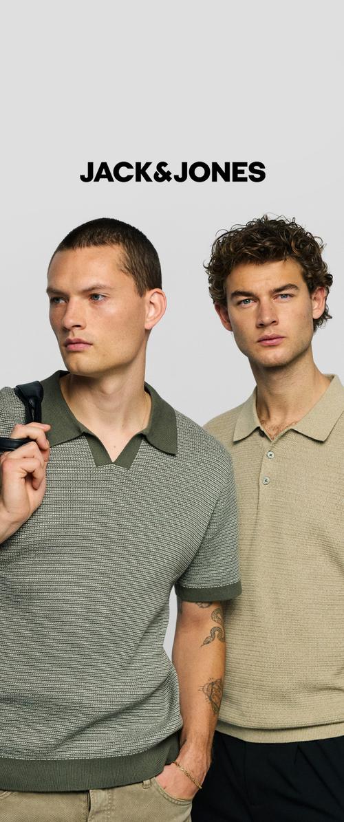 Dos hombres están de pie uno al lado del otro luciendo polos de punto de manga corta, uno en verde y otro en beige, bajo el texto JACK&JONES sobre un fondo liso.